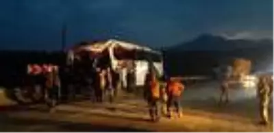 Son dakika haber! Bitlis'te yolcu otobüsü ile TIR çarpıştı: 2 ölü, 12 yaralı Son dakika haber! Bitlis'te yolcu otobüsü ile TIR çarpıştı: 2 ölü, 12 yaralı