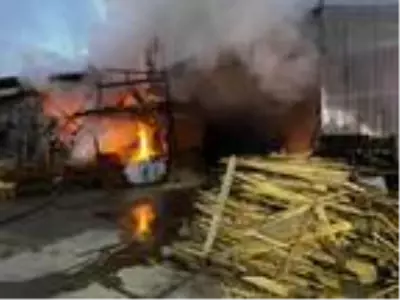 Çekmeköy'de ahşap malzemelerin satıldığı iş yerinde yangın(2)