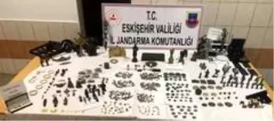 Define avcıları çok sayıda tarihi eserle jandarmaya yakalandı Define avcıları çok sayıda tarihi eserle jandarmaya yakalandı