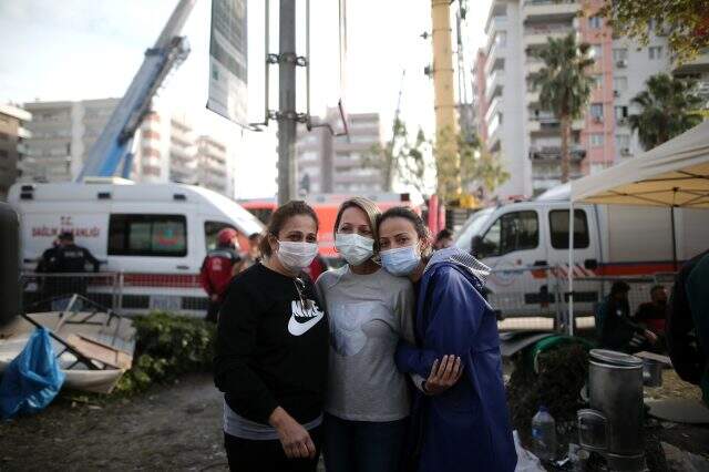 Depremde yıkılan Rıza Bey Apartmanı'ndan görüntülü konuşma sayesinde kurtuldular