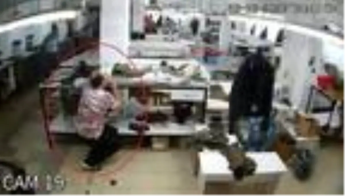 Son dakika haberleri! Depreme tekstil atölyesinde yakalanan çalışanların kaçtığı ve eşyaların sallandığı anlar kamerada