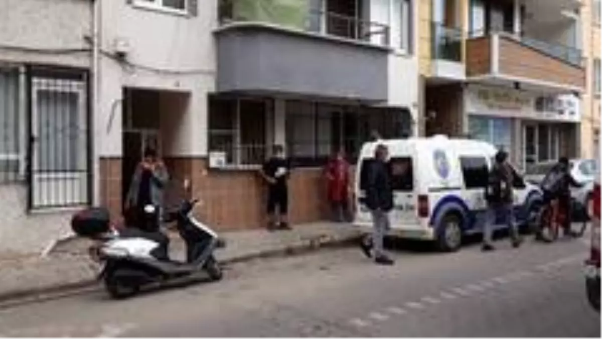 Emekli öğretmen evinde ölü bulundu