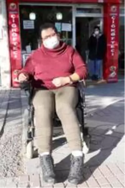 Engelli kadının akülü tekerlekli sandalyesinin şarj aleti çalındı Engelli kadının akülü tekerlekli sandalyesinin şarj aleti çalındı