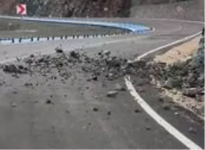 Hatay'da Samandağ-Arsuz yolu trafiğe kapatıldı Hatay'da Samandağ-Arsuz yolu trafiğe kapatıldı