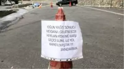 Hatay'da Samandağ-Arsuz yolu trafiğe kapatıldı Hatay'da Samandağ-Arsuz yolu trafiğe kapatıldı