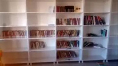 Hayırsever doktorlardan köy okuluna kütüphane Hayırsever doktorlardan köy okuluna kütüphane