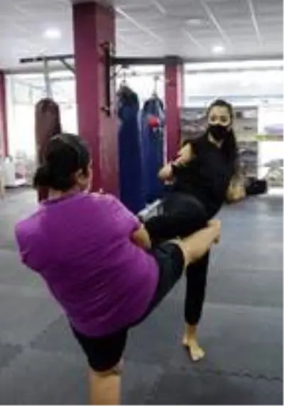 Kadınlar şiddete karşı savunma sporu öğreniyor Kadınlar şiddete karşı savunma sporu öğreniyor