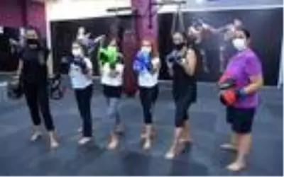 Kadınlar şiddete karşı savunma sporu öğreniyor Kadınlar şiddete karşı savunma sporu öğreniyor