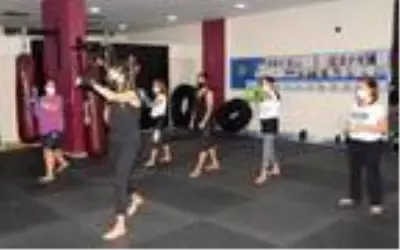Kadınlar şiddete karşı savunma sporu öğreniyor Kadınlar şiddete karşı savunma sporu öğreniyor