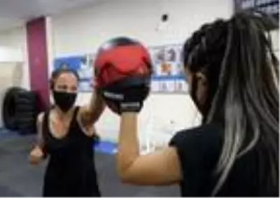 Kadınlar şiddete karşı savunma sporu öğreniyor Kadınlar şiddete karşı savunma sporu öğreniyor