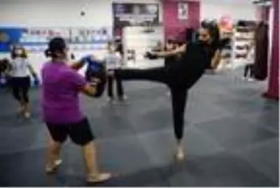 Kadınlar şiddete karşı savunma sporu öğreniyor Kadınlar şiddete karşı savunma sporu öğreniyor