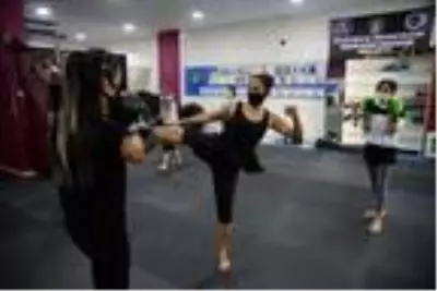 Kadınlar şiddete karşı savunma sporu öğreniyor Kadınlar şiddete karşı savunma sporu öğreniyor