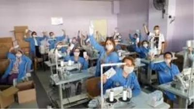 Karacasu Kaymakamlığı'ndan depremzedelere ve kurtarma ekiplerine maske desteği Karacasu Kaymakamlığı'ndan depremzedelere ve kurtarma ekiplerine maske desteği