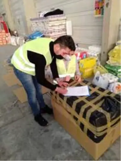 Karacasu Kaymakamlığı'ndan depremzedelere ve kurtarma ekiplerine maske desteği Karacasu Kaymakamlığı'ndan depremzedelere ve kurtarma ekiplerine maske desteği
