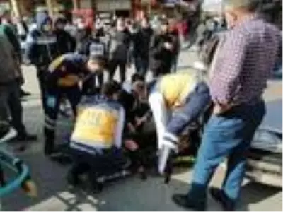 Otomobil ile çarpışan motosikletteki 2 kişi yaralandı Otomobil ile çarpışan motosikletteki 2 kişi yaralandı