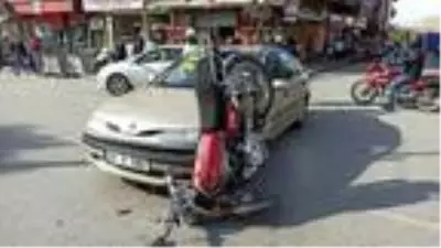 Otomobil ile çarpışan motosikletteki 2 kişi yaralandı Otomobil ile çarpışan motosikletteki 2 kişi yaralandı