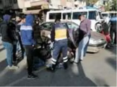 Otomobil ile çarpışan motosikletteki 2 kişi yaralandı Otomobil ile çarpışan motosikletteki 2 kişi yaralandı