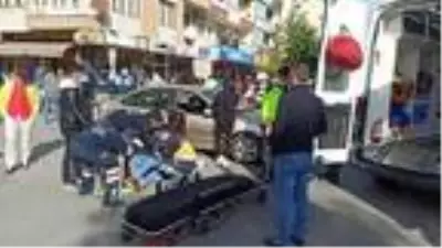 Otomobil ile çarpışan motosikletteki 2 kişi yaralandı Otomobil ile çarpışan motosikletteki 2 kişi yaralandı