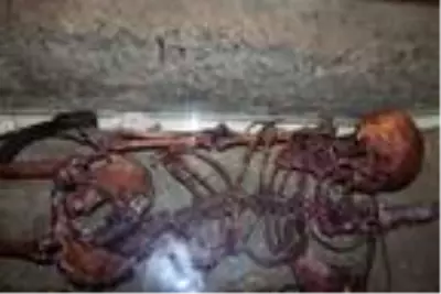 Mezar odasında tarih yeniden canlandı Mezar odasında tarih yeniden canlandı