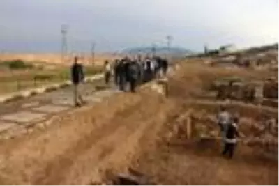 Mezar odasında tarih yeniden canlandı Mezar odasında tarih yeniden canlandı