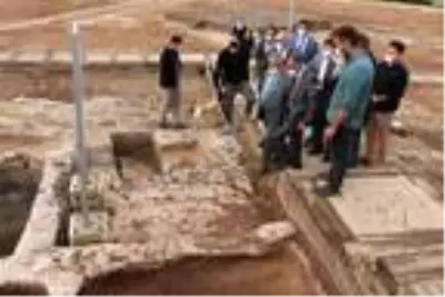 Mezar odasında tarih yeniden canlandı Mezar odasında tarih yeniden canlandı