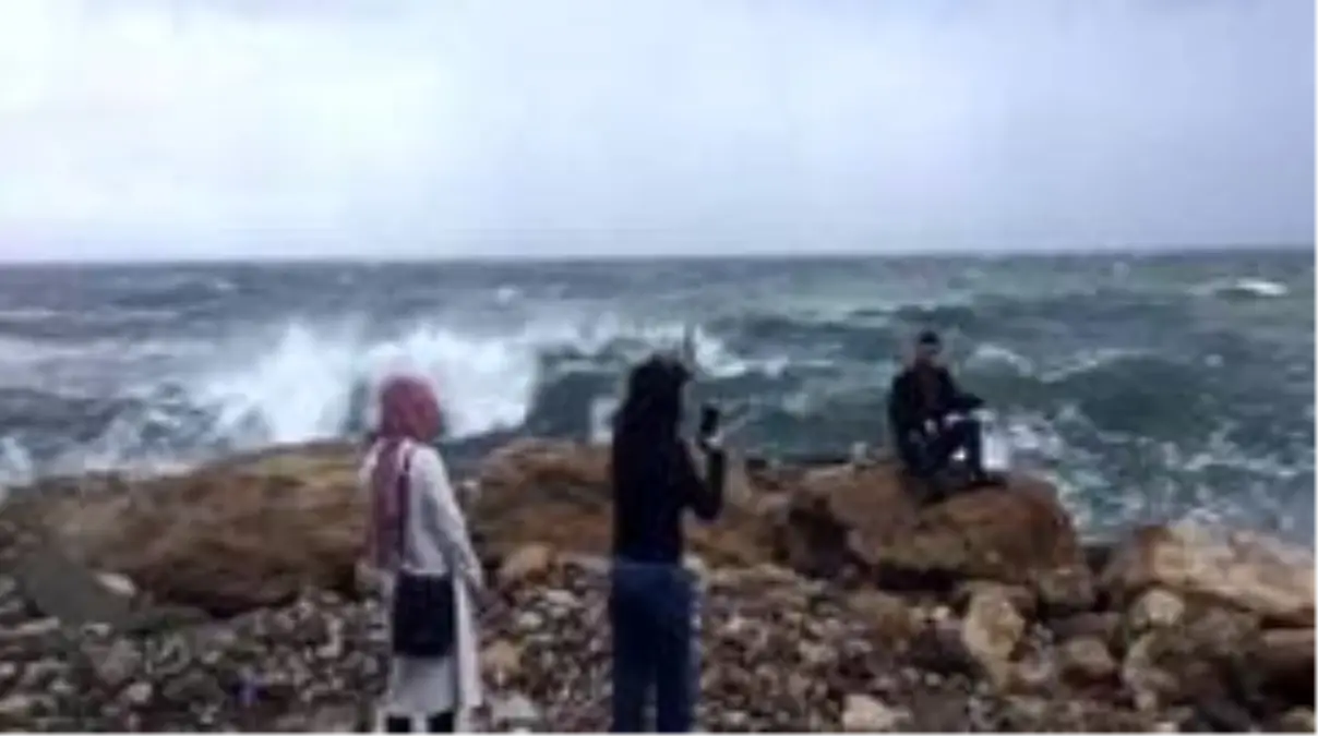 Uyarılara aldırmadılar dev dalgaların altında kaldılar