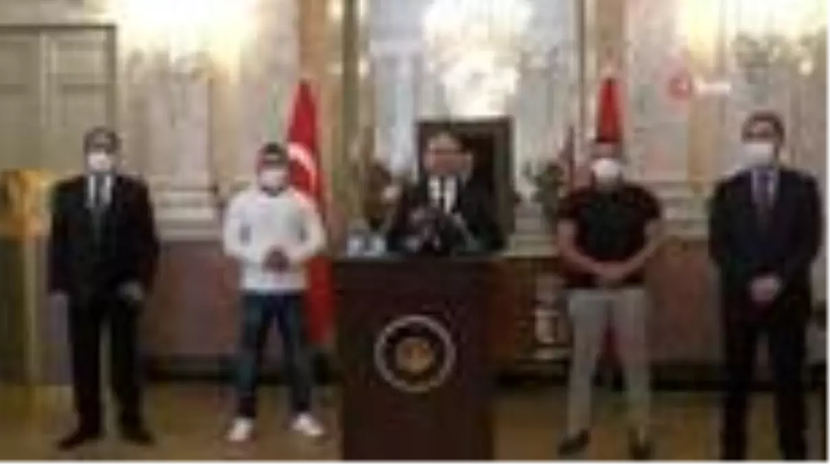 Son dakika haber... - Viyana Büyükelçiliğinden kahraman Türk gençlere plaket