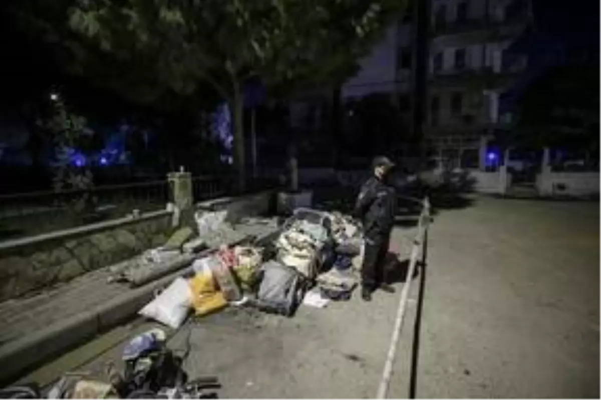 7 kişiye mezar olan Yağcıoğlu Apartmanı'nın enkazından çıkarılan eşyaları polis koruyor