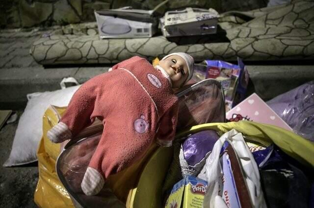 7 kişiye mezar olan Yağcıoğlu Apartmanı'nın enkazından çıkarılan eşyaları polis koruyor