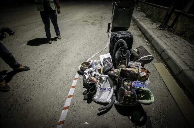 7 kişiye mezar olan Yağcıoğlu Apartmanı'nın enkazından çıkarılan eşyaları polis koruyor