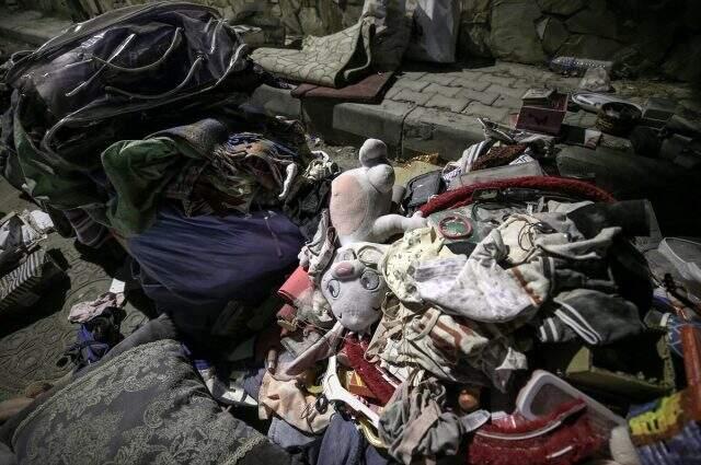 7 kişiye mezar olan Yağcıoğlu Apartmanı'nın enkazından çıkarılan eşyaları polis koruyor