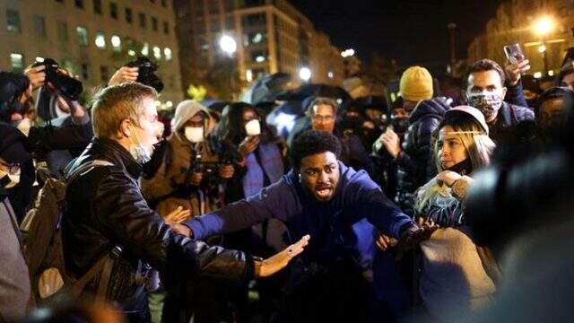 ABD'de seçimler sonuçlanmadan sokaklar karıştı! Trump ve Biden destekçileri birbirlerine saldırdı