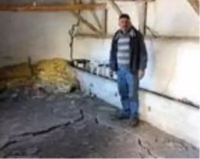 Afyonkarahisar'da zemindeki kayma ve evlerdeki çatlaklar mahalleliyi tedirgin etti Afyonkarahisar'da zemindeki kayma ve evlerdeki çatlaklar mahalleliyi tedirgin etti