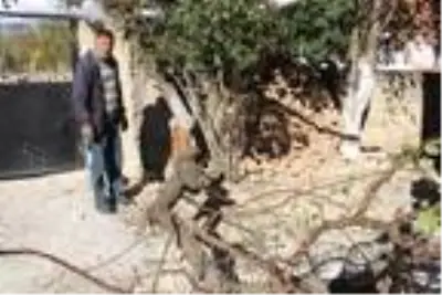 Afyonkarahisar'da zemindeki kayma ve evlerdeki çatlaklar mahalleliyi tedirgin etti