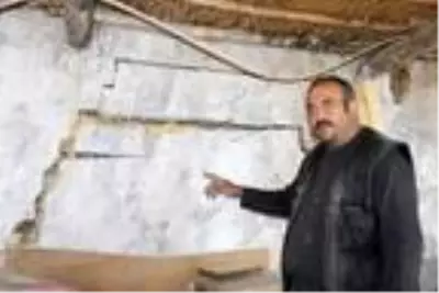 Afyonkarahisar'da zemindeki kayma ve evlerdeki çatlaklar mahalleliyi tedirgin etti