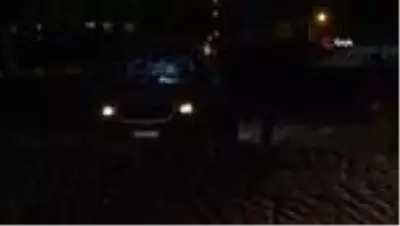 Çamura saplanan 10 aracı itfaiye kurtardı Çamura saplanan 10 aracı itfaiye kurtardı