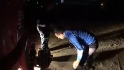 Çamura saplanan 10 aracı itfaiye kurtardı Çamura saplanan 10 aracı itfaiye kurtardı