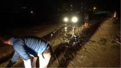 Çamura saplanan 10 aracı itfaiye kurtardı Çamura saplanan 10 aracı itfaiye kurtardı