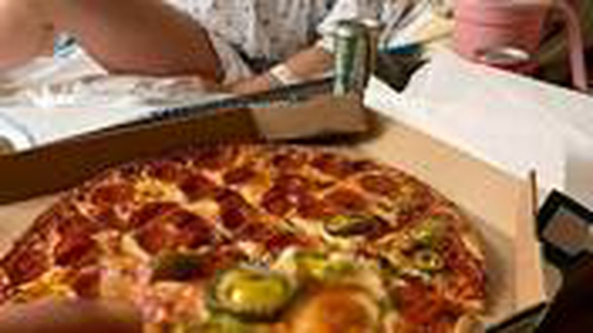 Doğum yapan eşini pizza yiyerek izleyen koca, sosyal medyada infial yarattı