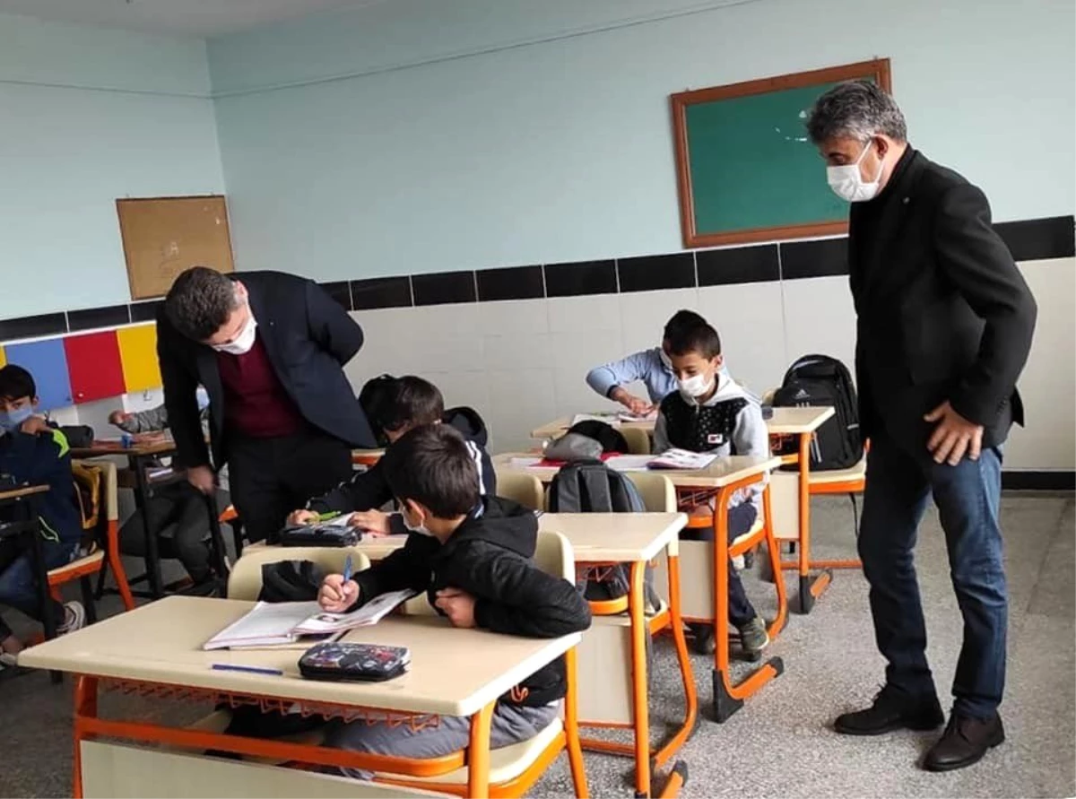 Kaman Kaymakamı Özcan okul ziyaretleri ile incelemelerde bulunuyor