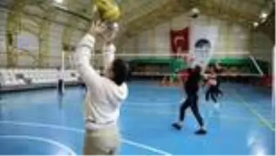 Kendisini keşfeden öğretmeni gibi sporcuları keşfetmeye çalışıyor