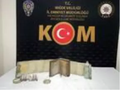 Niğde'de polisin durduğu araçtan tarihi eserler çıktı Niğde'de polisin durduğu araçtan tarihi eserler çıktı