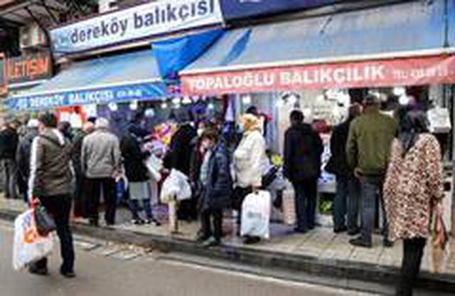 Palamudun yerini alan hamsi kilosu 20 TL'den kapış kapış satılıyor