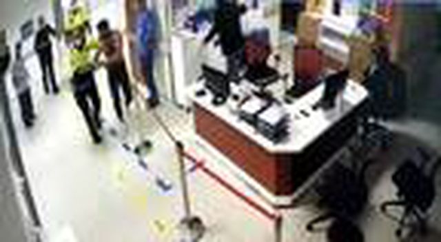 Sağlık kontrolüne getirildiği hastanenin cam kapılarını tekmeledi, sağlık çalışanlarına korku dolu anlar yaşattı