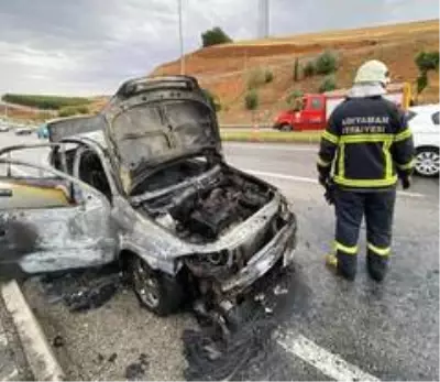 Seyir halindeki otomobil alev alev yandı Seyir halindeki otomobil alev alev yandı