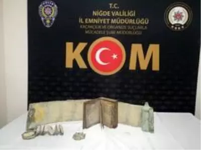 Niğde'de polisin durduğu araçtan tarihi eserler çıktı Niğde'de polisin durduğu araçtan tarihi eserler çıktı