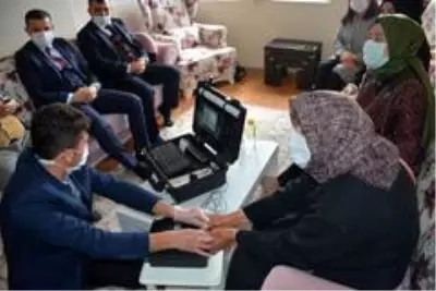 100 yaşındaki Hava ninenin çipli kimlik başvurusu evinde alındı 100 yaşındaki Hava ninenin çipli kimlik başvurusu evinde alındı