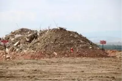 Bu moloz yığınları 114 kişiye mezar oldu Bu moloz yığınları 114 kişiye mezar oldu