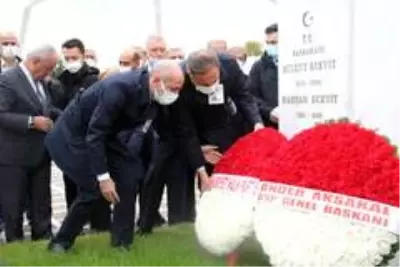 Bülent Ecevit kabri başında anıldı