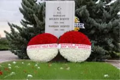 Bülent Ecevit kabri başında anıldı